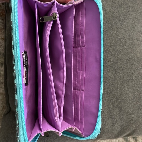 Malia designs zippered wristlet. - Picture 6 of 8